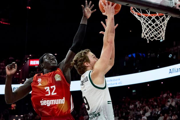 Deutsche Basketball Bundesliga (BBL), FC Bayern München Basketball vs VET-CONCEPT GLADIATORS Trier, München FC Bayern Basketball, Trier VET-CONCEPT GLADIATORS, 2026-05-19 in München (SAP Garden) HOLLERSBACHER Marco (VET-CONCEPT GLADIATORS TRIER Power Forward (PF) Nr9-TRI9), GABRIEL Wenyen (FC Bayern München Basketball Center (C) Nr32-FCBB32) sportworld München SAP Garden Bayern Deutschland
