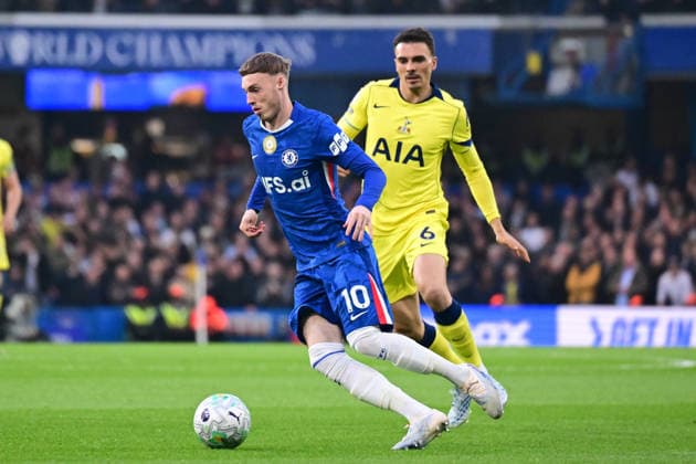 Chelsea v Tottenham Hotspur, Premier League Chelsea midfielder Cole Palmer (10) sprints forward with the ball under pressure from Tottenham Hotspur midfielder (on loan from FC Bayern Munich) Joao Palhinha (6) during the Premier League match between Chelsea and Tottenham Hotspur at Stamford Bridge, London, UK on 19 May 2026. London Stamford Bridge Greater London UK Editorial use only DataCo restrictions apply See www.football-dataco.com , Copyright: xDennisxGoodwinx PSI-24269-0027