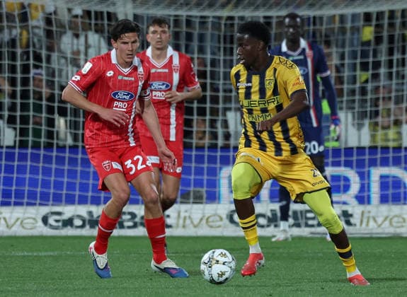 Foto IPP Roberto Bregani Milano 19-05-2026 Calcio Campionato di Serie B 2025 2026, Semifinale playoff Gara 2 Monza-Juve Stabia Nella foto Alvin Obinna Okoro della Juve Stabia in azione contro Matteo Pessina del Monza. Italy Photo Press World Copyright. italy ITALY  Copyright: xR4924_italyphotopressx