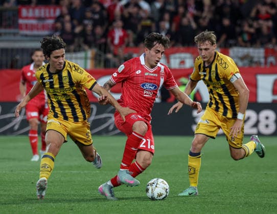 Foto IPP Roberto Bregani Milano 19-05-2026 Calcio Campionato di Serie B 2025 2026, Semifinale playoff Gara 2 Monza-Juve Stabia Nella foto Leonardo Colombo del Monza in azione contro Giuseppe Leone della Juve Stabia (sinistra) e Marco Bellich della Juve Stabia. Italy Photo Press World Copyright. italy ITALY  Copyright: xR4924_italyphotopressx