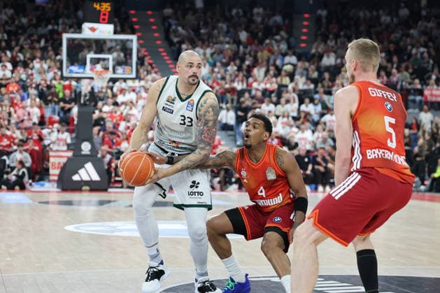 Maik Zirbes (Vet Concept Gladiators Trier, 33) mit Xavier Rathan-Mayes (FC Bayern Basketball, 04) und Niels Giffey (FC Bayern Basketball, 05), GER, FC Bayern Basketball vs. Vet Concept Gladiators Trier, Basketball, easycredit Basketball Bundesliga, Playoffs, Viertelfinale, Saison 2025 2026, 19.05.2026, GER, FC Bayern Basketball vs. Vet Concept Gladiators Trier, Basketball, easycredit Basketball Bundesliga, Playoffs, Viertelfinale, Saison 2025 2026, 19.05.2026 Muenchen Copyright: xEibner-Pressefoto JennixMaulx EP_JML