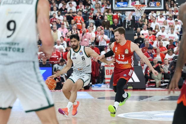 Behnam Yakhchali Dehkordi (Vet Concept Gladiators Trier, 08) mit Ball mit Andreas Obst (FC Bayern Basketball, 13), GER, FC Bayern Basketball vs. Vet Concept Gladiators Trier, Basketball, easycredit Basketball Bundesliga, Playoffs, Viertelfinale, Saison 2025 2026, 19.05.2026, GER, FC Bayern Basketball vs. Vet Concept Gladiators Trier, Basketball, easycredit Basketball Bundesliga, Playoffs, Viertelfinale, Saison 2025 2026, 19.05.2026 Muenchen Copyright: xEibner-Pressefoto JennixMaulx EP_JML