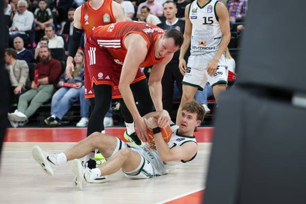 Steven Ashworth (Vet Concept Gladiators Trier, 01) am Boden mit Johannes Voigtmann (FC Bayern Basketball, 07), GER, FC Bayern Basketball vs. Vet Concept Gladiators Trier, Basketball, easycredit Basketball Bundesliga, Playoffs, Viertelfinale, Saison 2025 2026, 19.05.2026, GER, FC Bayern Basketball vs. Vet Concept Gladiators Trier, Basketball, easycredit Basketball Bundesliga, Playoffs, Viertelfinale, Saison 2025 2026, 19.05.2026 Muenchen Copyright: xEibner-Pressefoto JennixMaulx EP_JML