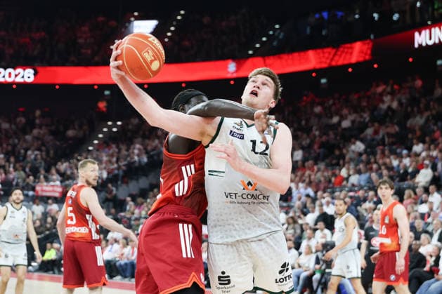 Marten Linssen (Vet Concept Gladiators Trier, 12) mit Wenyen Gabriel (FC Bayern Basketball, 32), GER, FC Bayern Basketball vs. Vet Concept Gladiators Trier, Basketball, easycredit Basketball Bundesliga, Playoffs, Viertelfinale, Saison 2025 2026, 19.05.2026, GER, FC Bayern Basketball vs. Vet Concept Gladiators Trier, Basketball, easycredit Basketball Bundesliga, Playoffs, Viertelfinale, Saison 2025 2026, 19.05.2026 Muenchen Copyright: xEibner-Pressefoto JennixMaulx EP_JML