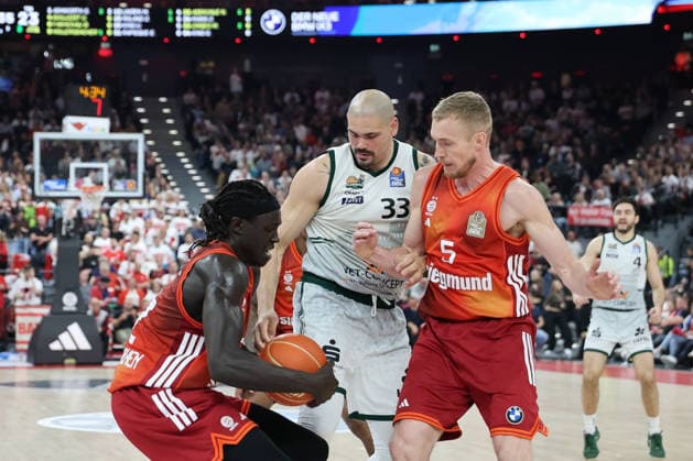 Maik Zirbes (Vet Concept Gladiators Trier, 33) mit Wenyen Gabriel (FC Bayern Basketball, 32) und Niels Giffey (FC Bayern Basketball, 05), GER, FC Bayern Basketball vs. Vet Concept Gladiators Trier, Basketball, easycredit Basketball Bundesliga, Playoffs, Viertelfinale, Saison 2025 2026, 19.05.2026, GER, FC Bayern Basketball vs. Vet Concept Gladiators Trier, Basketball, easycredit Basketball Bundesliga, Playoffs, Viertelfinale, Saison 2025 2026, 19.05.2026 Muenchen Copyright: xEibner-Pressefoto JennixMaulx EP_JML
