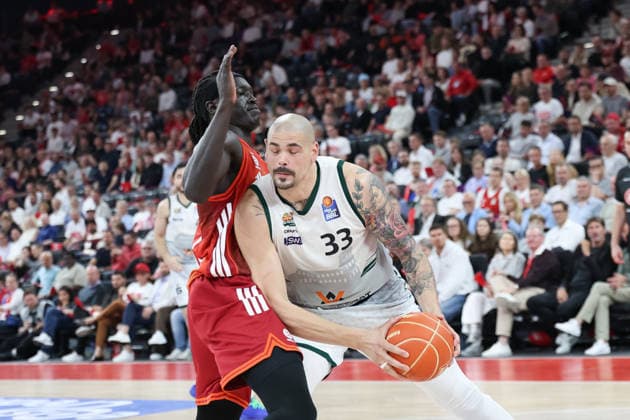 Maik Zirbes (Vet Concept Gladiators Trier, 33) mit Wenyen Gabriel (FC Bayern Basketball, 32), GER, FC Bayern Basketball vs. Vet Concept Gladiators Trier, Basketball, easycredit Basketball Bundesliga, Playoffs, Viertelfinale, Saison 2025 2026, 19.05.2026, GER, FC Bayern Basketball vs. Vet Concept Gladiators Trier, Basketball, easycredit Basketball Bundesliga, Playoffs, Viertelfinale, Saison 2025 2026, 19.05.2026 Muenchen Copyright: xEibner-Pressefoto JennixMaulx EP_JML