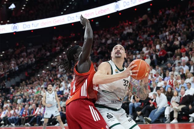 Maik Zirbes (Vet Concept Gladiators Trier, 33) mit Wenyen Gabriel (FC Bayern Basketball, 32), GER, FC Bayern Basketball vs. Vet Concept Gladiators Trier, Basketball, easycredit Basketball Bundesliga, Playoffs, Viertelfinale, Saison 2025 2026, 19.05.2026, GER, FC Bayern Basketball vs. Vet Concept Gladiators Trier, Basketball, easycredit Basketball Bundesliga, Playoffs, Viertelfinale, Saison 2025 2026, 19.05.2026 Muenchen Copyright: xEibner-Pressefoto JennixMaulx EP_JML