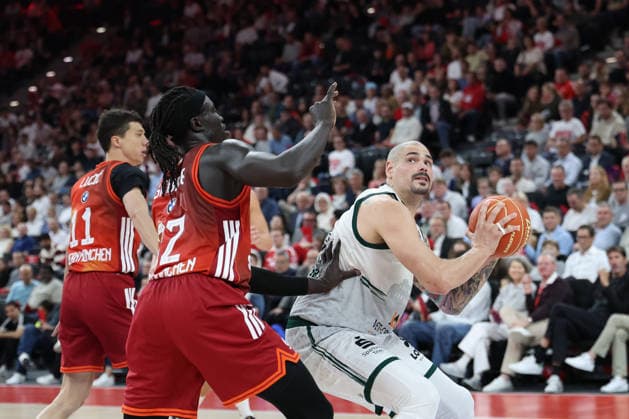 Maik Zirbes (Vet Concept Gladiators Trier, 33) mit Wenyen Gabriel (FC Bayern Basketball, 32), GER, FC Bayern Basketball vs. Vet Concept Gladiators Trier, Basketball, easycredit Basketball Bundesliga, Playoffs, Viertelfinale, Saison 2025 2026, 19.05.2026, GER, FC Bayern Basketball vs. Vet Concept Gladiators Trier, Basketball, easycredit Basketball Bundesliga, Playoffs, Viertelfinale, Saison 2025 2026, 19.05.2026 Muenchen Copyright: xEibner-Pressefoto JennixMaulx EP_JML