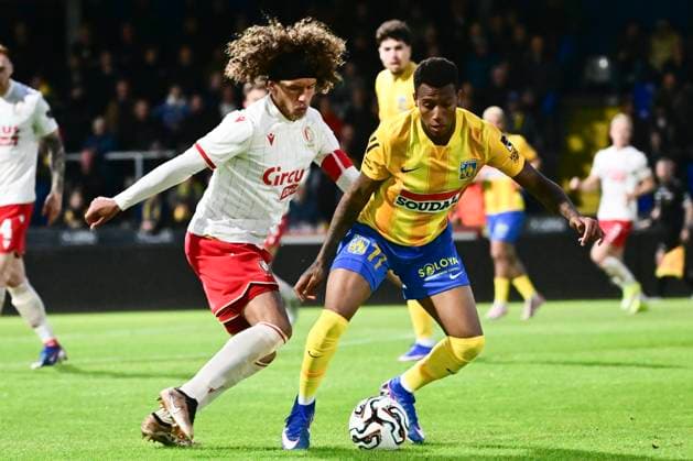 KVC Westerlo v Standard de Liege - Jupiler Pro League Europe Play-Off WESTERLO, BELGIUM - MAY 19 : Alcocer Josimar forward of KVC Westerlo and Fossey Marlon defender of Standard de Liege battle for the ball during the Jupiler Pro League Europe Play-Off match between KVC Westerlo and Standard de Liege on May 19, 2026 in Westerlo, Belgium, 19 05 2026 Westerlo Belgium  Copyright: xPeterxDexVoechtx