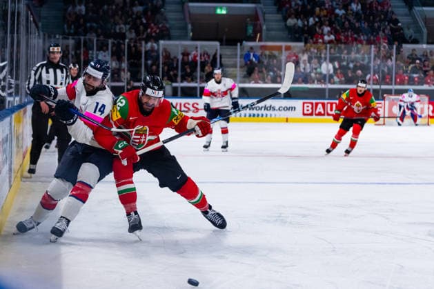 ZURICH, SWITZERLAND - MAY 19: Liam Kirk (Great Britain, 14)in the battle for the puck with Bence Stipsicz (Hungary, 12) during the Preliminary Round - Group A Match 23 between Hungary and Great Britain at the IIHF Ice hockey, Eishockey World Championship, WM, Weltmeisterschaft 2026, Swiss Life Arena on May 19, 2026 in Zurich, Switzerland. Zurich Switzerland Copyright: xTimoxSteinx