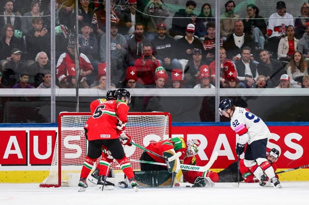 Ice hockey, Eishockey - IIHF WC 2026 ZURICH,SWITZERLAND,19.MAY.26 - ICE HOCKEY - IIHF Ice Hockey World Championship, WM, Weltmeisterschaft 2026, group stage, Hungary vs Great Britain. Image shows Bence Balizs (HUN) and Josh Waller (GBR).  GEPAxpictures xMaticxKlansek