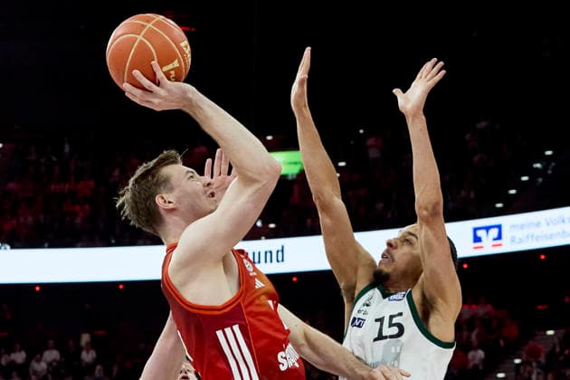 Deutsche Basketball Bundesliga (BBL), FC Bayern München Basketball vs VET-CONCEPT GLADIATORS Trier, München FC Bayern Basketball, Trier VET-CONCEPT GLADIATORS, 2026-05-19 in München (SAP Garden) HOLLATZ Justus (FC Bayern München Basketball Point Guard (PG) Nr21-FCBB21), ROLAND Jordan (VET-CONCEPT GLADIATORS TRIER Point Guard (PG) Nr15-TRI15) sportworld München SAP Garden Bayern Deutschland