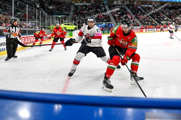 ZURICH, SWITZERLAND - MAY 19: Csanad Erdely of Hungary R) and Mark Richardson of Great Britain L) battle along the boards during the 2026 IIHF Ice hockey, Eishockey World Championship, WM, Weltmeisterschaft Switzerland game between Hungary and Great Britain at Swiss Life Arena on May 19, 2026 in Zurich, Zurich. Zurich Swiss Life Arena Zurich Switzerland Copyright: xJustPictures.ch AndreaxBrancax jp-en-EuSpIm-JP7_ANB_Lat_Aut_19052026_6382