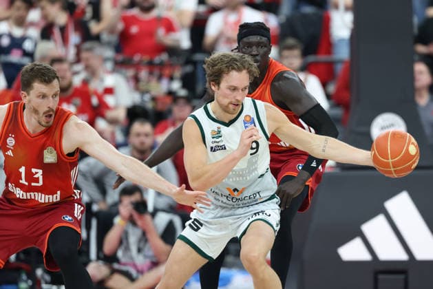 Marco Hollersbacher (Vet Concept Gladiators Trier, 09) mit Ball mit Andreas Obst (FC Bayern Basketball, 13), GER, FC Bayern Basketball vs. Vet Concept Gladiators Trier, Basketball, easycredit Basketball Bundesliga, Playoffs, Viertelfinale, Saison 2025 2026, 19.05.2026, GER, FC Bayern Basketball vs. Vet Concept Gladiators Trier, Basketball, easycredit Basketball Bundesliga, Playoffs, Viertelfinale, Saison 2025 2026, 19.05.2026 Muenchen Copyright: xEibner-Pressefoto JennixMaulx EP_JML