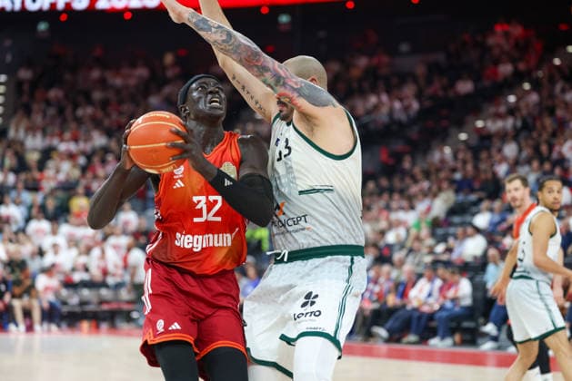 Wenyen Gabriel (FC Bayern Basketball, 32) mit Ball mit Maik Zirbes (Vet Concept Gladiators Trier, 33), GER, FC Bayern Basketball vs. Vet Concept Gladiators Trier, Basketball, easycredit Basketball Bundesliga, Playoffs, Viertelfinale, Saison 2025 2026, 19.05.2026, GER, FC Bayern Basketball vs. Vet Concept Gladiators Trier, Basketball, easycredit Basketball Bundesliga, Playoffs, Viertelfinale, Saison 2025 2026, 19.05.2026 Muenchen Copyright: xEibner-Pressefoto JennixMaulx EP_JML