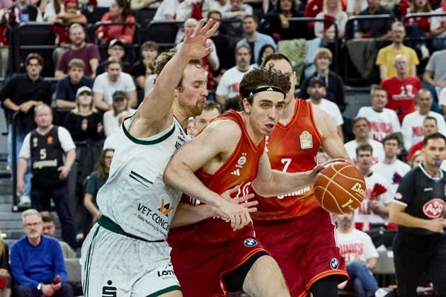 Deutsche Basketball Bundesliga (BBL), FC Bayern München Basketball vs VET-CONCEPT GLADIATORS Trier, München FC Bayern Basketball, Trier VET-CONCEPT GLADIATORS, 2026-05-19 in München (SAP Garden) JESSUP Justinian (FC Bayern München Basketball Shooting Guard (SG) Nr10-FCBB10), HOLLERSBACHER Marco (VET-CONCEPT GLADIATORS TRIER Power Forward (PF) Nr9-TRI9) sportworld München SAP Garden Bayern Deutschland