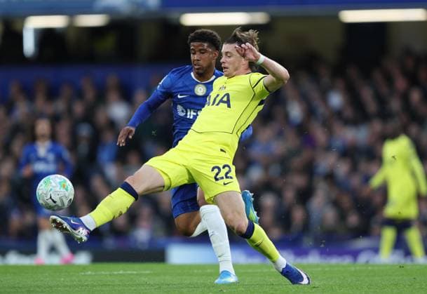 Premier League - Chelsea v Tottenham Hotspur LONDON, ENGLAND, MAY 19: Conor Gallagher of Tottenham Hotspur battles for the ball with Andrey Santos of Chelsea during the Premier League match between Chelsea v Tottenham Hotspur at Stamford Bridge Stadium, London, England, on May 19. (Photo by Daniel Weir) London Stamford Bridge Stadium England Copyright: xDanielxWeir SportsxPressxPhotox Sportspressphoto_SPR150235