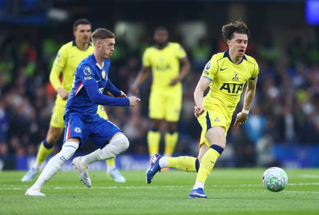 Chelsea v Tottenham Hotspurs, English Premier League, Stamford Bridge, London, UK - 19 05 2026 Connor Gallagher of Tottenham Hotspurs is tracked by Cole Palmer of Chelsea London Stamford Bridge London GBR, UK NEWSPAPERS OUT Copyright: xMarkxGreenwoodx