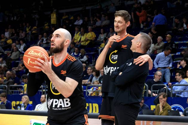 DEU, easyCredit BBL, ALBA vs. Rasta Vechta, 19.05.2026, Uber-Arena, Berlin, DEU, easyCredit BBL, ALBA vs. Rasta Vechta, im Bild Tommy Kuhse (RASTA Vechta 12), Tibor Pleiss (RASTA Vechta 22), Schiedsrichter