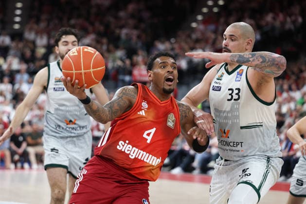 Xavier Rathan-Mayes (FC Bayern Basketball, 04) mit Ball mit Maik Zirbes (Vet Concept Gladiators Trier, 33), GER, FC Bayern Basketball vs. Vet Concept Gladiators Trier, Basketball, easycredit Basketball Bundesliga, Playoffs, Viertelfinale, Saison 2025 2026, 19.05.2026, GER, FC Bayern Basketball vs. Vet Concept Gladiators Trier, Basketball, easycredit Basketball Bundesliga, Playoffs, Viertelfinale, Saison 2025 2026, 19.05.2026 Muenchen Copyright: xEibner-Pressefoto JennixMaulx EP_JML