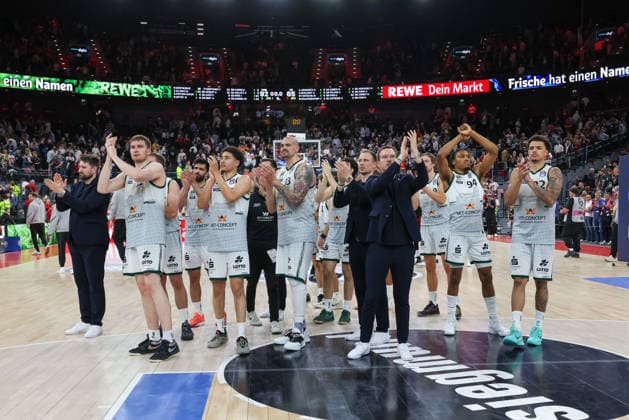 Das Team der Vet Concept Gladiators Trier im Kreis applaudieren den Fans nach dem Spiel, GER, FC Bayern Basketball vs. Vet Concept Gladiators Trier, Basketball, easycredit Basketball Bundesliga, Playoffs, Viertelfinale, Saison 2025 2026, 19.05.2026, GER, FC Bayern Basketball vs. Vet Concept Gladiators Trier, Basketball, easycredit Basketball Bundesliga, Playoffs, Viertelfinale, Saison 2025 2026, 19.05.2026 Muenchen Copyright: xEibner-Pressefoto JennixMaulx EP_JML
