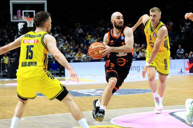 DEU, easyCredit BBL, ALBA vs. Rasta Vechta, 19.05.2026, Uber-Arena, Berlin, DEU, easyCredit BBL, ALBA vs. Rasta Vechta, im Bild Sam Griesel (ALBA Berlin 5), Martin Hermannsson (ALBA Berlin 15), Tommy Kuhse (RASTA Vechta 12)