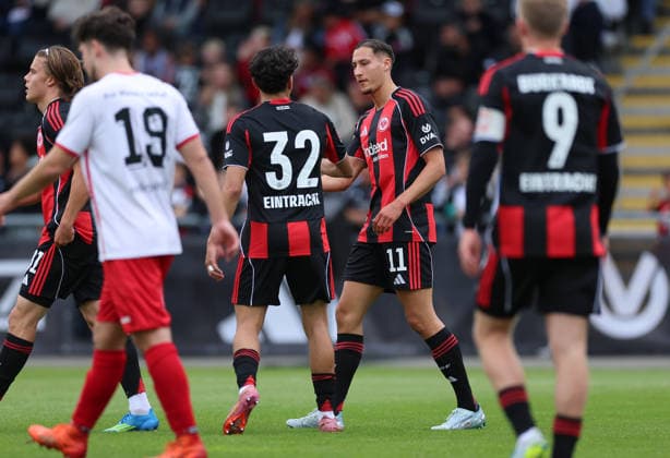 19.05.2026, Fussball Testspiel, 125 Jahre Rot-Weiss Frankfurt, SG Rot-Weiss Frankfurt - Eintracht Frankfurt, v.l., Torjubel zum 0:1 durch Younes Ebnoutalib (Eintracht Frankfurt), Goal celebration, celebrate the goal DFL DFB REGULATIONS PROHIBIT ANY USE OF PHOTOGRAPHS AS IMAGE SEQUENCES AND OR QUASI-VIDEO. xdcx Copyright: HMBxMedia Claus