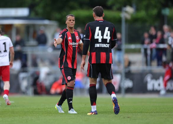 19.05.2026, Fussball Testspiel, 125 Jahre Rot-Weiss Frankfurt, SG Rot-Weiss Frankfurt - Eintracht Frankfurt, v.l., Torjubel zum 0:5 durch Lukas Sonnenwald (Eintracht Frankfurt), Goal celebration, celebrate the goal DFL DFB REGULATIONS PROHIBIT ANY USE OF PHOTOGRAPHS AS IMAGE SEQUENCES AND OR QUASI-VIDEO. xdcx Copyright: HMBxMedia Claus
