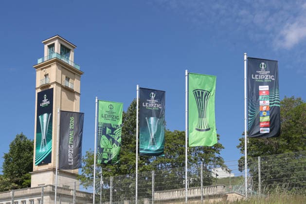 UEFA Conference League Finale: Vorbereitungen in Leipzig, 19.05.26 Der Glockenturm am Stadion. Leipzig bereitet sich auf das UEFA Conference League Finale vor. Branding, Fahnen und Logos rund um das Stadion, 19.05.26. Copyright: xBEAUTIFULxSPORTS JanxKaeferx