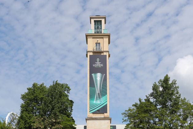 UEFA Conference League Finale: Vorbereitungen in Leipzig, 19.05.26 Der Glockenturm am Stadion. Leipzig bereitet sich auf das UEFA Conference League Finale vor. Branding, Fahnen und Logos rund um das Stadion, 19.05.26. Copyright: xBEAUTIFULxSPORTS JanxKaeferx