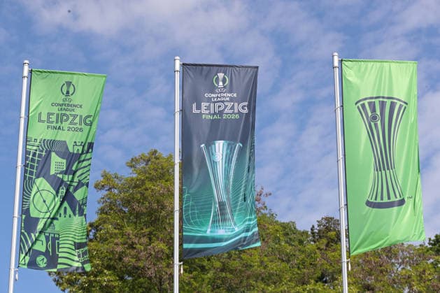 UEFA Conference League Finale: Vorbereitungen in Leipzig, 19.05.26 Leipzig bereitet sich auf das UEFA Conference League Finale vor. Branding, Fahnen und Logos rund um das Stadion, 19.05.26. Copyright: xBEAUTIFULxSPORTS JanxKaeferx
