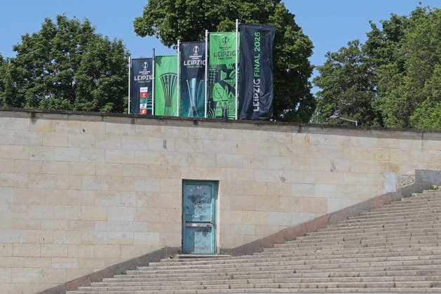 UEFA Conference League Finale: Vorbereitungen in Leipzig, 19.05.26 Leipzig bereitet sich auf das UEFA Conference League Finale vor. Branding, Fahnen und Logos rund um das Stadion, 19.05.26. Copyright: xBEAUTIFULxSPORTS JanxKaeferx
