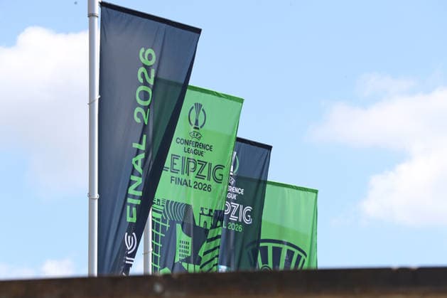 UEFA Conference League Finale: Vorbereitungen in Leipzig, 19.05.26 Leipzig bereitet sich auf das UEFA Conference League Finale vor. Branding, Fahnen und Logos rund um das Stadion, 19.05.26. Copyright: xBEAUTIFULxSPORTS JanxKaeferx