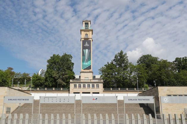 UEFA Conference League Finale: Vorbereitungen in Leipzig, 19.05.26 Der Glockenturm am Stadion. Leipzig bereitet sich auf das UEFA Conference League Finale vor. Branding, Fahnen und Logos rund um das Stadion, 19.05.26. Copyright: xBEAUTIFULxSPORTS JanxKaeferx