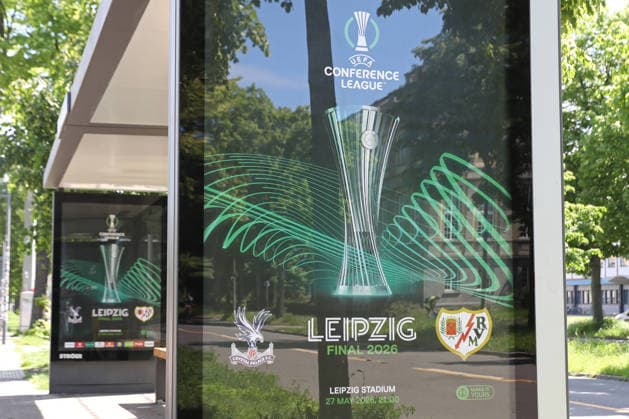 UEFA Conference League Finale: Vorbereitungen in Leipzig, 19.05.26 Straßenbahn-Haltestelle mit der Spiel-Ansetzung. Leipzig bereitet sich auf das UEFA Conference League Finale vor. Branding, Fahnen und Logos rund um das Stadion, 19.05.26. Copyright: xBEAUTIFULxSPORTS JanxKaeferx
