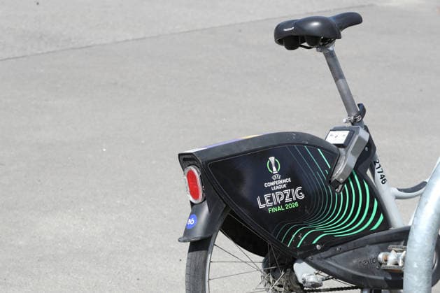 UEFA Conference League Finale: Vorbereitungen in Leipzig, 19.05.26 Fahrrad, Nachhaltigkeit. Leipzig bereitet sich auf das UEFA Conference League Finale vor. Branding, Fahnen und Logos rund um das Stadion, 19.05.26. Copyright: xBEAUTIFULxSPORTS JanxKaeferx