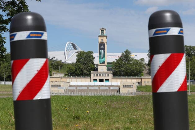 UEFA Conference League Finale: Vorbereitungen in Leipzig, 19.05.26 Sicherheits-Maßnahmen, Poller, mit Glockenturm am Stadion. Leipzig bereitet sich auf das UEFA Conference League Finale vor. Branding, Fahnen und Logos rund um das Stadion, 19.05.26. Copyright: xBEAUTIFULxSPORTS JanxKaeferx