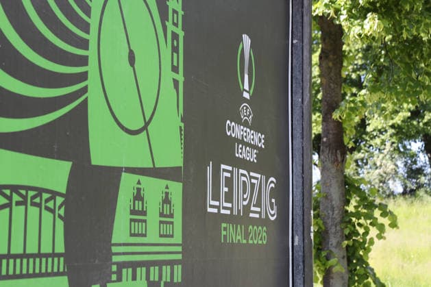UEFA Conference League Finale: Vorbereitungen in Leipzig, 19.05.26 Leipzig bereitet sich auf das UEFA Conference League Finale vor. Branding, Fahnen und Logos rund um das Stadion, 19.05.26. Copyright: xBEAUTIFULxSPORTS JanxKaeferx