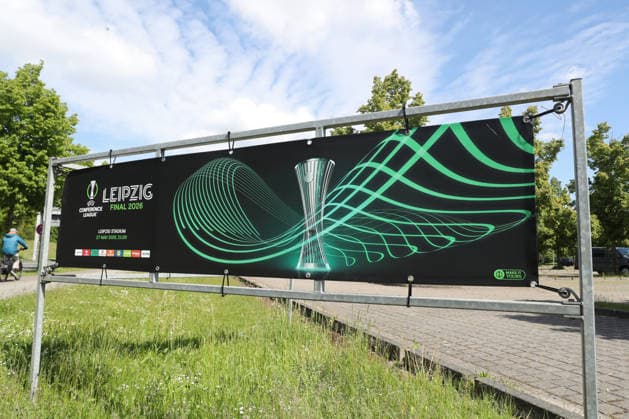 UEFA Conference League Finale: Vorbereitungen in Leipzig, 19.05.26 Leipzig bereitet sich auf das UEFA Conference League Finale vor. Branding, Fahnen und Logos rund um das Stadion, 19.05.26. Copyright: xBEAUTIFULxSPORTS JanxKaeferx