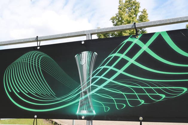 UEFA Conference League Finale: Vorbereitungen in Leipzig, 19.05.26 Leipzig bereitet sich auf das UEFA Conference League Finale vor. Branding, Fahnen und Logos rund um das Stadion, 19.05.26. Copyright: xBEAUTIFULxSPORTS JanxKaeferx