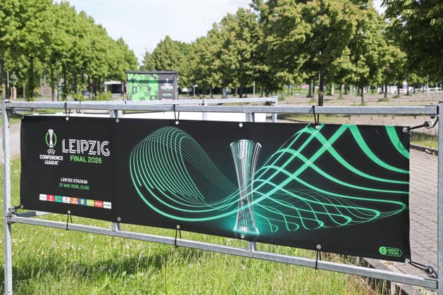 UEFA Conference League Finale: Vorbereitungen in Leipzig, 19.05.26 Leipzig bereitet sich auf das UEFA Conference League Finale vor. Branding, Fahnen und Logos rund um das Stadion, 19.05.26. Copyright: xBEAUTIFULxSPORTS JanxKaeferx