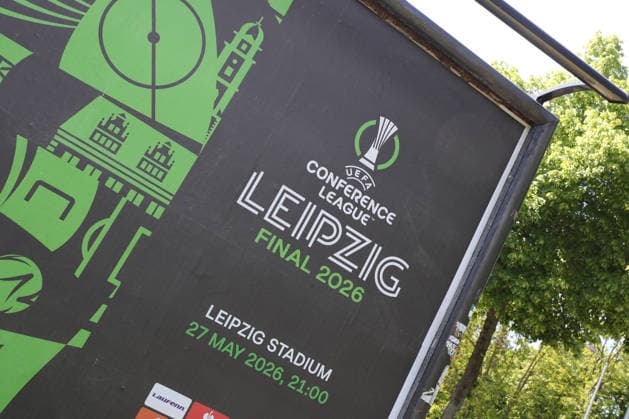 UEFA Conference League Finale: Vorbereitungen in Leipzig, 19.05.26 Leipzig bereitet sich auf das UEFA Conference League Finale vor. Branding, Fahnen und Logos rund um das Stadion, 19.05.26. Copyright: xBEAUTIFULxSPORTS JanxKaeferx