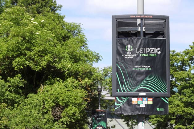 UEFA Conference League Finale: Vorbereitungen in Leipzig, 19.05.26 Leipzig bereitet sich auf das UEFA Conference League Finale vor. Branding, Fahnen und Logos rund um das Stadion, 19.05.26. Copyright: xBEAUTIFULxSPORTS JanxKaeferx