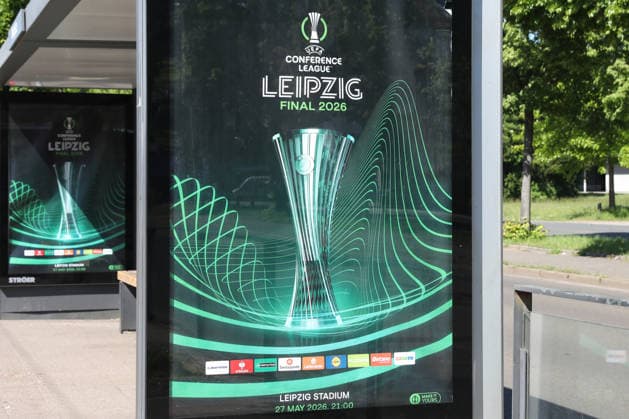UEFA Conference League Finale: Vorbereitungen in Leipzig, 19.05.26 Leipzig bereitet sich auf das UEFA Conference League Finale vor. Branding, Fahnen und Logos rund um das Stadion, 19.05.26. Copyright: xBEAUTIFULxSPORTS JanxKaeferx