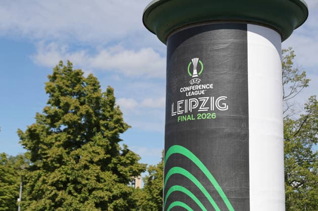 UEFA Conference League Finale: Vorbereitungen in Leipzig, 19.05.26 Leipzig bereitet sich auf das UEFA Conference League Finale vor. Branding, Fahnen und Logos rund um das Stadion, 19.05.26. Copyright: xBEAUTIFULxSPORTS JanxKaeferx