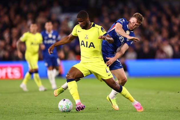 Chelsea v Tottenham Hotspur 19 May 2026, London - Premier League Football - Chelsea v Tottenham Hotspur - Kevin Danso of Tottenham Hotspur and Liam Delap of Chelsea - Photo: Jacques Feeney Offside. London UK Copyright: xJacquesxFeeneyx xOffsidexOffside