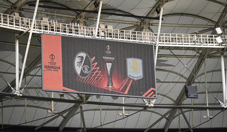 FUSSBALL EUROPA LEAGUE SAISON 2025 2026 Finale in Istanbul 20.05.2026 SC Freiburg - Aston Villa Schmuckbild, Spielpaarung auf der Anzeigetafel im Besiktas - Park Stadion
