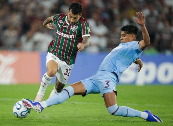 Soccer - Copa CONMEBOL Libertadores - Fluminense v Bolivar RIO DE JANEIRO, BRAZIL - MAY 19: LUCIANO ACOSTA of Fluminense battles for possession with XAVIER ARREAGA of Bolivar during the match between Fluminense and Bolivar as part of Copa CONMEBOL Libertadores at Maracana Stadium on May 19, 2026 in Rio de Janeiro, Brazil. Rio de Janeiro Maracana Stadium Brazil Copyright: xRuanoxCarneiroxRuanoxCarneirox