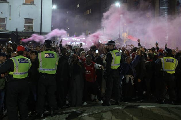 Arsenal Fans Celebrate Title 19 May 2026 London - Reactions at the Emirates Stadium as Arsenal fans gather to celebrate the winning of the Premier League - (Photo by Mark Leech). London UK Copyright: xMarkxLeechxOffside
