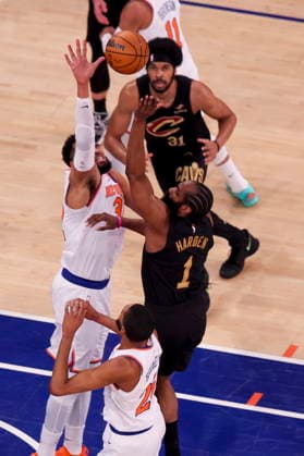 NBA, Basketball Herren, USA East Conference Finals Game 1 - Cleveland Cavaliers at New York Knicks Cleveland Cavaliers guard James Harden (C-R) in action during game 1 of the NBA East Conference Finals between the New York Knicks and Cleveland Cavaliers in New York, New York, USA, 19 May 2026. New York NEW YORK United States  Copyright: xSARAHxYENESELx